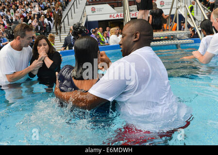 Battesimo Testimone di Geova convenzione di Londra Twickenham Stadium di Londra 2014 Foto Stock