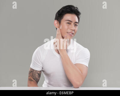 Asian giovane uomo bello in posa Foto Stock