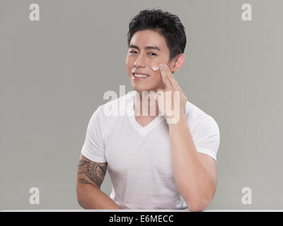 Asian giovane uomo bello in posa Foto Stock