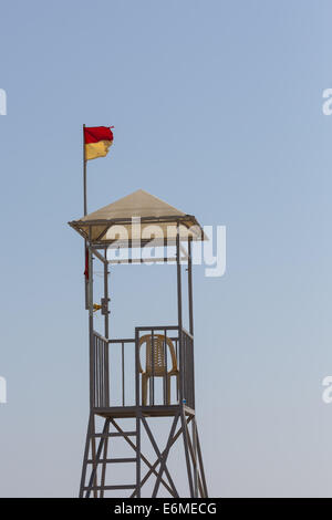 Una vita senza equipaggio guardia della torre di vedetta su una spiaggia Foto Stock