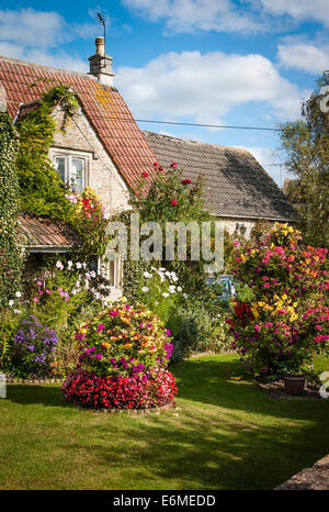 Piccolo anteriore giardino di fiori in un villaggio inglese Foto Stock