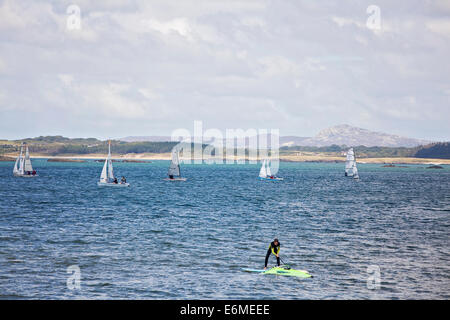 Barche a vela che partecipano a una gara di vela, durante la settimana di gara, Rhosneigr, Anglesey, Galles del Nord, Gwynedd Foto Stock