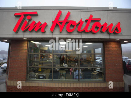 Toronto, Canada. 26 Ago, 2014. Burger King ha detto che acquisterà Tim Hortons in un $11 miliardi di trattativa che avrebbe creato il terzo produttore al mondo di fast-food chain. La compagnia spera di girare il caffè-e-catena ciambella in un nome familiare al di fuori del Canada e di dotarsi di una presenza più solida nel fiorente business di mattina. Nella foto: 10 Maggio 2010 - Toronto, Ontario, Canada - Tim Hortons Inc. è un canadese coffee shop conosciuto per i suoi caffè e ciambelle. Essa è stata fondata nel 1964 a Hamilton, Ontario dal canadese giocatore di hockey Tim Horton. Credito: ZUMA Press, Inc./Alamy Live News Foto Stock