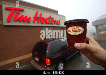 Toronto, Canada. 26 Ago, 2014. Burger King ha detto che acquisterà Tim Hortons in un $11 miliardi di trattativa che avrebbe creato il terzo produttore al mondo di fast-food chain. La compagnia spera di girare il caffè-e-catena ciambella in un nome familiare al di fuori del Canada e di dotarsi di una presenza più solida nel fiorente business di mattina. Nella foto: 10 Maggio 2010 - Toronto, Ontario, Canada - Tim Hortons Inc. è un canadese coffee shop conosciuto per i suoi caffè e ciambelle. Essa è stata fondata nel 1964 a Hamilton, Ontario dal canadese giocatore di hockey Tim Horton. Credito: ZUMA Press, Inc./Alamy Live News Foto Stock