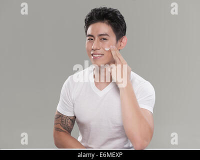 Asian giovane uomo bello in posa Foto Stock