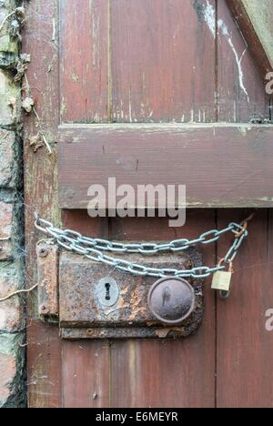 Rusty serratura della porta con catena supplementare Foto Stock