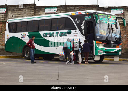 AMBATO, ECUADOR - 12 Maggio 2014: persone non identificate come arrivare in autobus di Santiago de Quero company Foto Stock