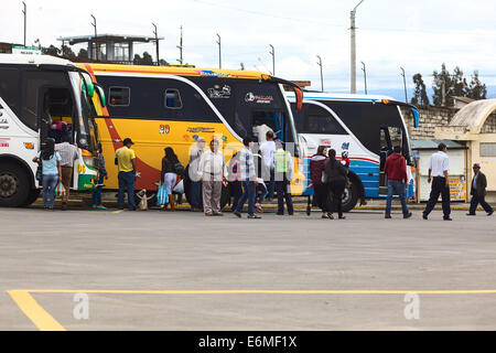 AMBATO, ECUADOR - 12 Maggio 2014: persone non identificate per arrivare in autobus nel terminale a livello intercantonale Mercado America Foto Stock