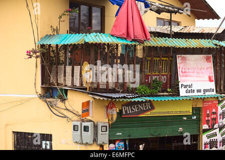 AMBATO, ECUADOR - 12 Maggio 2014: balcone con molti segni annuncio il 12 maggio 2014 in Ambato, Ecuador Foto Stock