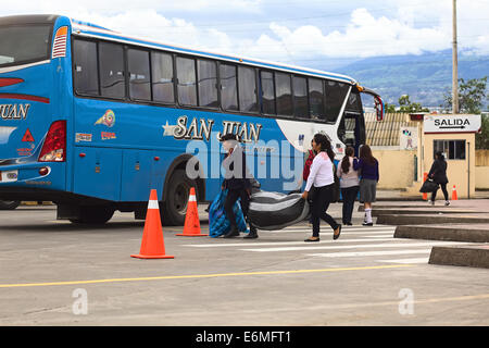 AMBATO, ECUADOR - 12 Maggio 2014: Unidentified le donne che trasportano grandi sacchetti di plastica nella parte anteriore di un autobus del San Juan company Foto Stock