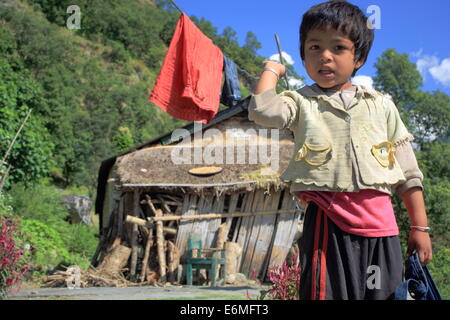 GHANDRUK, Nepal - 10 ottobre: non molto cordiale bambina minaccia i turisti di passaggio su ottobre 10,2012-Annapurna-Nepal Foto Stock