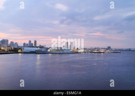 Vista della baia di marina nella città di Yokohama, Giappone Foto Stock