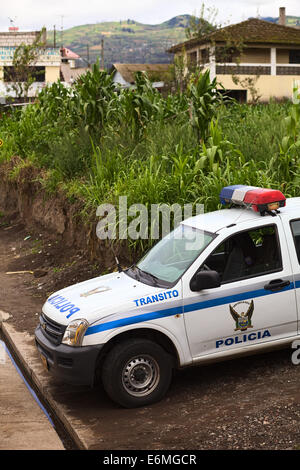 Provincia di Tungurahua, ECUADOR - 12 Maggio 2014: auto della polizia stradale in piedi sul ciglio della strada lungo la strada Foto Stock