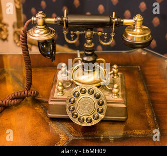 Stile antico telefono nella lobby del Saskatchewan Radisson Plaza Hotel, utilizzato come telefono di casa. Saskatchewan, Regina, Canada Foto Stock