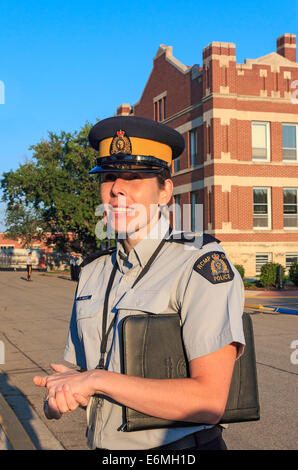 Sgt. Pharanae Jaques, uno della formazione degli ufficiali all'RCMP Depot cadet training academy di Regina, Saskatchewan, Canada. Foto Stock