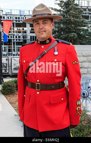 Cpl. Sean Chiddenton vestito in uniforme al Sunset-Retreat cerimonia di premiazione che si terrà una volta alla settimana in estate presso la RCMP cadet academy Foto Stock