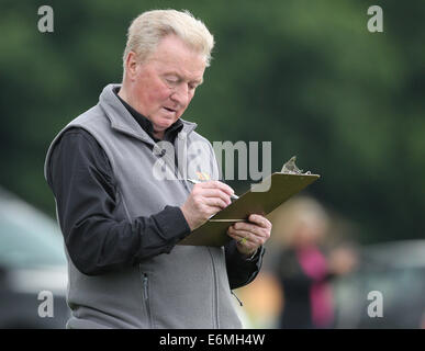 L'orsi neri Polo team manager prende appunti in 2013 Veuve Clicquot Polo Gold Cup, al Cowdray Park Polo Club Foto Stock