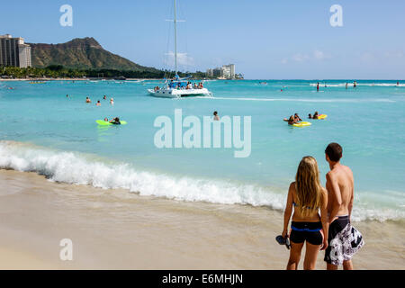 Honolulu Waikiki Beach Hawaii,Hawaiian,Oahu,Oceano Pacifico,fronte mare,solarium,surf,donna donne,trasporto,surfer,Diamond Head Crater,extin Foto Stock