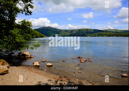 Lago di Windermere Il Parco Nazionale dei laghi di Inghilterra regno unito su una bella e soleggiata giornata estiva popolare attrazione turistica Foto Stock