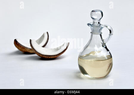 Olio di noce di cocco nella caraffa di vetro. Foto Stock