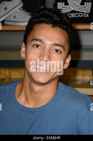 New York, NY, STATI UNITI D'AMERICA. 26 Ago, 2014. Nyjah Huston, promotse la sua nuova linea di calzature il Nyjah Vulc raccolta con DefyConvention, a Zumiez, fuori e circa per celebrità Candids a NYC mattina mostra - MER, New York, NY Agosto 26, 2014. © Derek Storm/Everett raccolta/Alamy Live News Foto Stock