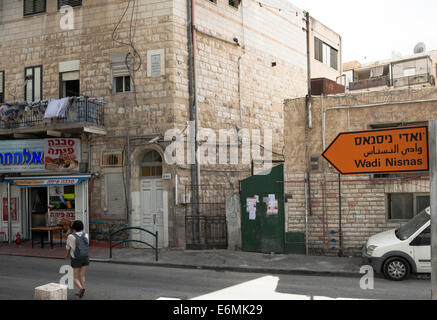 Un cartello stradale che conduce a Wadi Nisnas di Haifa. Foto Stock