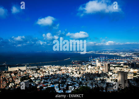 Una maestosa veduta della città di Haifa e la baia di Haifa come visto da Louis promenade. Foto Stock