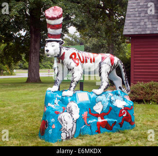 Colorato murale di Street art del Dr. Seuss a Bennington, Vermont, che porta personaggi stravaganti e fascino giocoso in una piccola città. Foto Stock