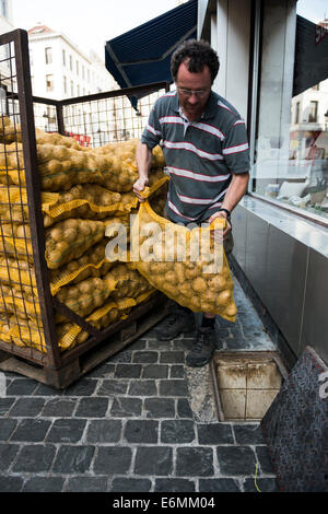 Bintjes belga patate consegnate ad un popolare Frits shop nel centro di Bruxelles. Foto Stock