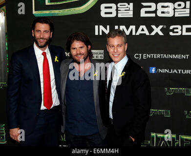 Seoul, Corea del Sud. Il 26 agosto 2014. Andrew forma, Jonathan Liebesman, Brad Fuller, Agosto 26, 2014 : Produttori Andrew forma (L) e Brad Fuller (R) pongono con il regista Jonathan Liebesman durante un tappeto rosso evento per il loro film, "Teenage Mutant Ninja tartarughe' a Seul, in Corea del Sud. Credito: Lee Jae-Won/AFLO/Alamy Live News Foto Stock