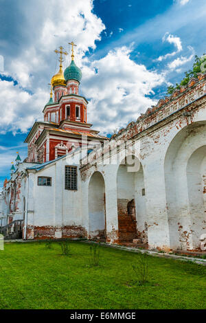 Il Convento Novodevichy di Mosca. Intercessione della Vergine Santa Chiesa di gate Foto Stock