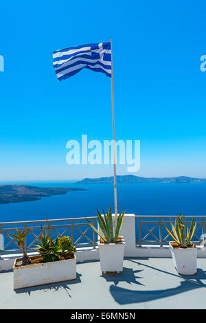 Sventola bandiera greca con vista al mare a Santorini, Grecia Foto Stock