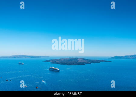 La vista sul mare e sul vulcano da Fira la capitale dell'isola di Santorini in Grecia Foto Stock