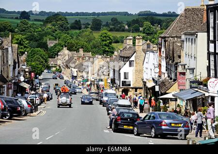 Negozi lungo la strada alta Burford, Oxfordshire, Inghilterra, Regno Unito, Europa occidentale. Foto Stock