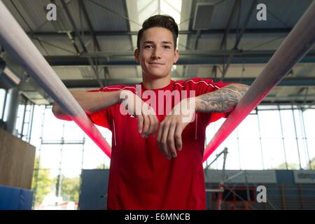 Stuttgart, Germania. 20 agosto 2014. Il tedesco ginnasta artistica Marcel Nguyen pone nella ginnastica artistica forum di Stoccarda, Germania, 20 agosto 2014. Foto: Sebastian Kahnert/dpa/Alamy Live News Foto Stock