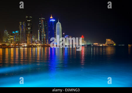 Scena notturna della skyline di Doha con Al Bidda Tower, World Trade Center, Palm Torre 1 e 2, il Burj Tower Qatar Doha Corniche Foto Stock