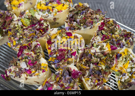 Burro alle erbe con fiori commestibili, fiori, Kräuterbutter mit Blüten essbaren, burro, cibo, Kräuterküche, Blütenblätter-Butter Foto Stock