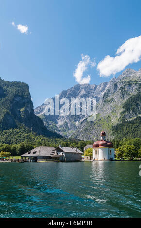 San Bartholomae in Königssee nella parte anteriore del Watzmann, Parco Nazionale di Berchtesgaden, Berchtesgadener Land district Foto Stock