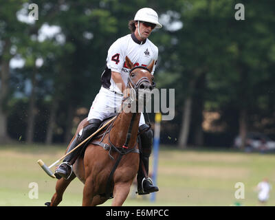 Pablo MacDonough gioca per gli Emirati Arabi Uniti Polo team nel 2013 Veuve Clicquot Polo Gold Cup, a Trippets Polo Ground Foto Stock