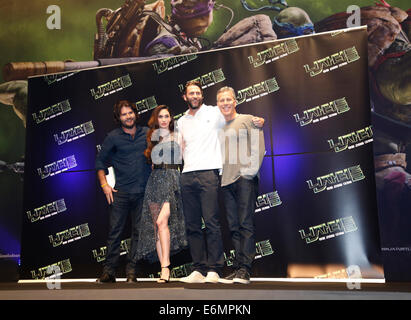 Seoul, Corea del Sud. 27 Agosto, 2014. Jonathan Liebesman, Megan Fox, Andrew forma, Brad Fuller, Agosto 27, 2014 : (L-R) Direttore Jonathan Liebesman, attrice Megan Fox, produttori Andrew Form e Brad Fuller pongono prima di una conferenza stampa per il loro film, "Teenage Mutant Ninja tartarughe' a Seul, in Corea del Sud. Credito: Lee Jae-Won/AFLO/Alamy Live News Foto Stock