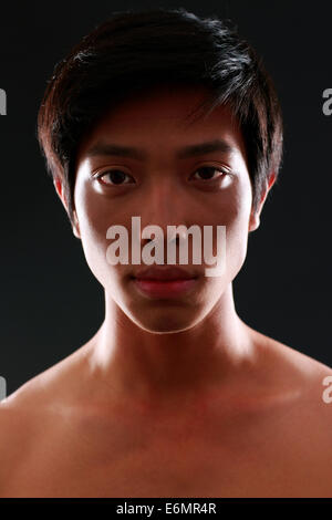 Closeup ritratto di una giovane uomo asiatico Foto Stock