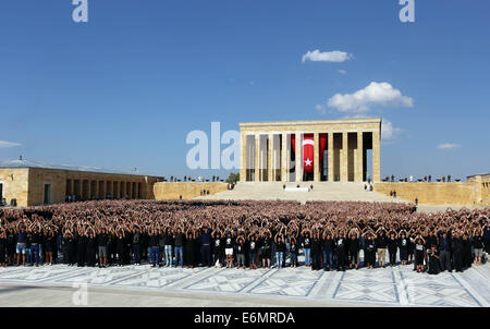 Istanbul, Repubblica di Turchia. 26 Ago, 2014. Sei mila volontari raccogliere nel mausoleo di Mustafa Kemal Ataturk, il fondatore della Repubblica di Turchia, a forma ritratto gigante di lui per contrassegnare il giorno della vittoria a Ankara il 26 agosto, 2014. Vittoria e forze armate al giorno è una festività nazionale per celebrare il 1922 vittoria finale di espulsione di tutte le forze di occupazione durante la guerra turca di indipendenza. © Cihan/Xinhua/Alamy Live News Foto Stock