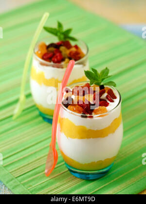 Yogurt con crema pasticcera e bacche di vario. Ricetta disponibile. Foto Stock