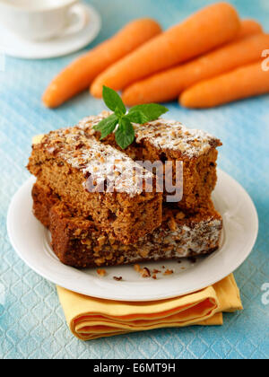 Le carote di pan di Spagna con i dadi. Ricetta disponibile. Foto Stock