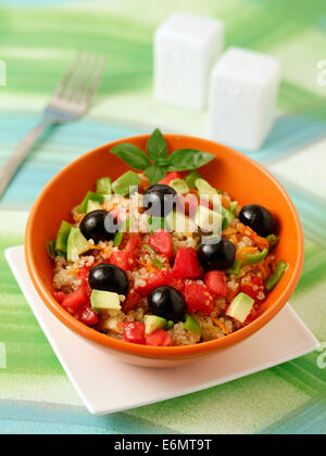 Con insalata di quinoa. Ricetta disponibile. Foto Stock