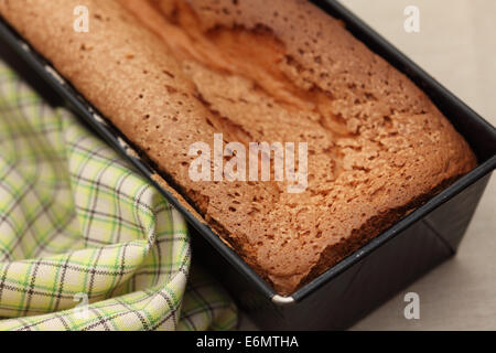 Pane cotto al forno in una teglia per pane. Primo piano. Foto Stock