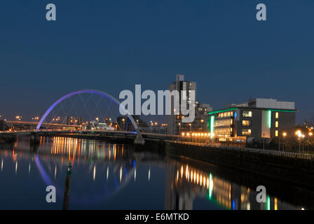 La fotografia notturna del fiume Clyde e Clyde Arc (Squinty Bridge) Ponte di Glasgow. Foto Stock