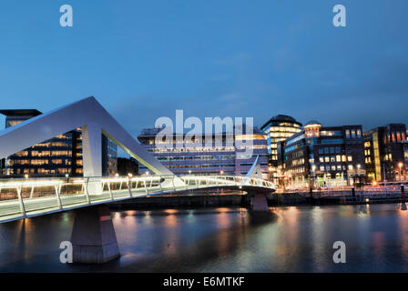 Notte Fotografia di 'Squiggly ponte sul fiume Clyde nel centro di Glasgow. Foto Stock