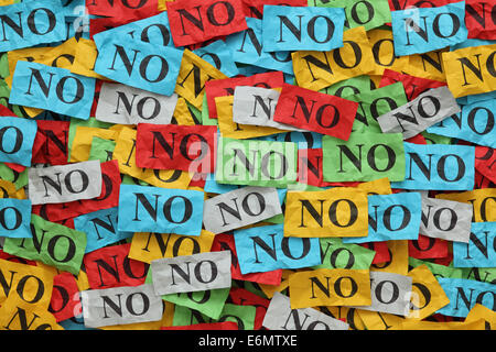 Pila di accartocciata carta colorata note con le parole 'No'. Foto Stock