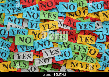 Pila di accartocciata carta colorata note con le parole " Sì " e " No ". Foto Stock